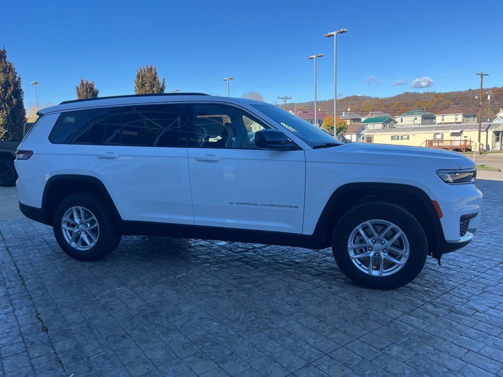 2025 Jeep Grand Cherokee Laredo Altitude photo 3