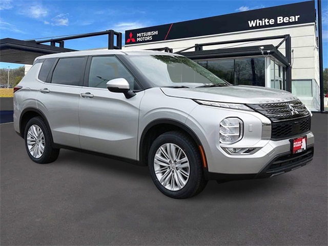 2022 Mitsubishi Outlander ES's photo