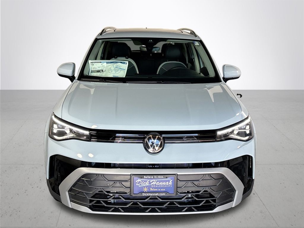 2025 Volkswagen Taos SE photo 3