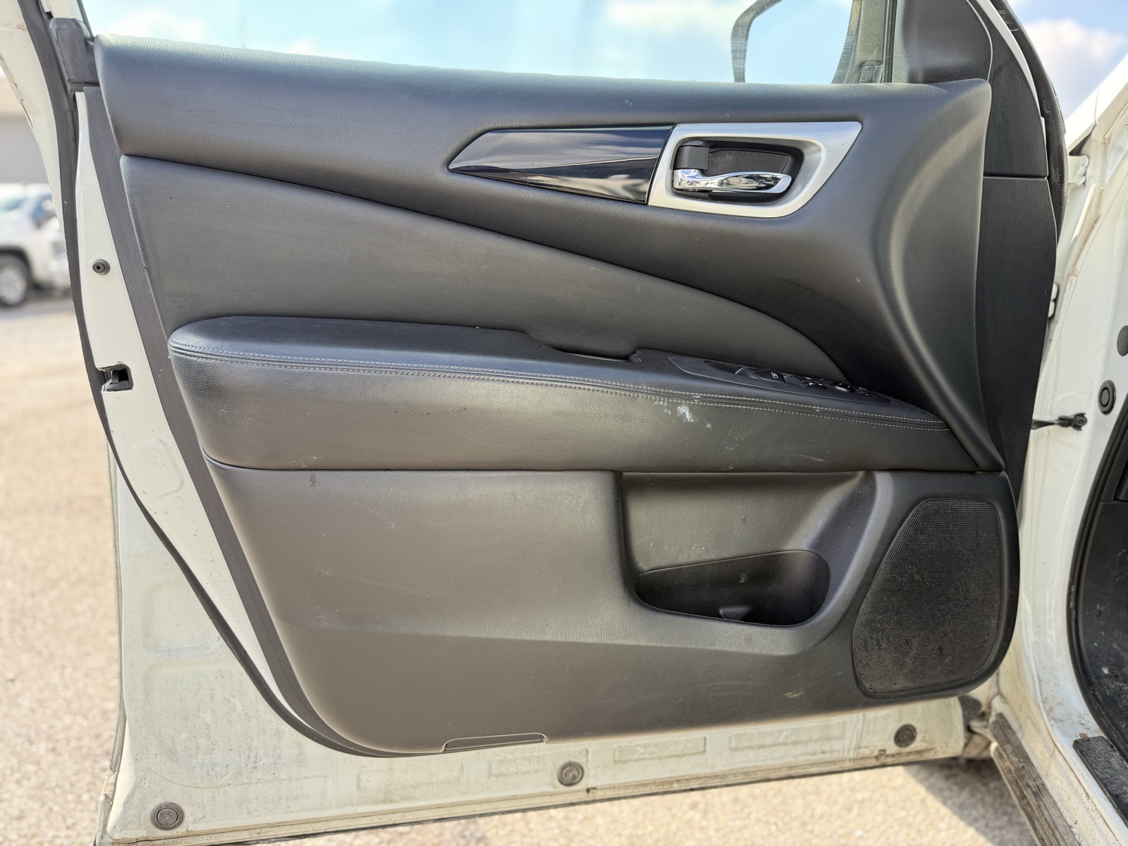 2018 Nissan Pathfinder SV photo 3