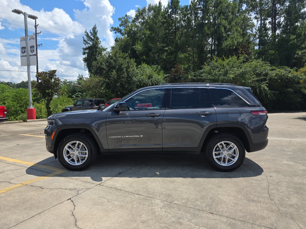2025 Jeep Grand Cherokee Laredo photo 3