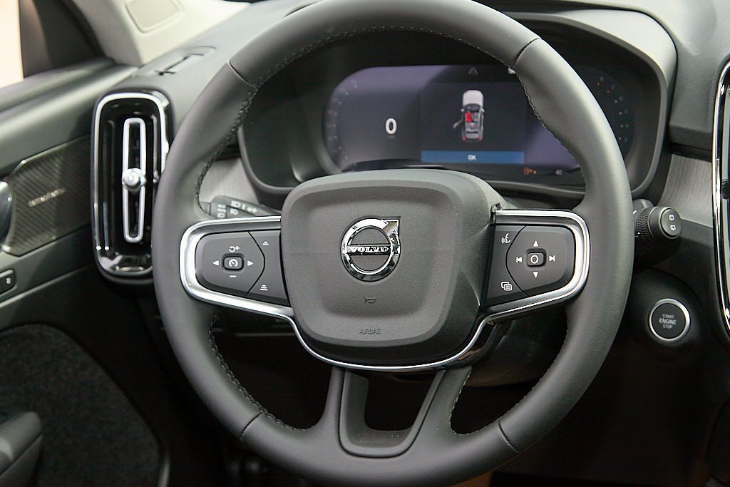 2026 VOLVO XC40 - Image 25