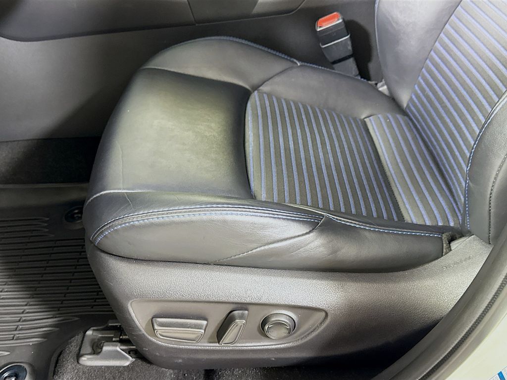2019 Toyota RAV4 Hybrid XSE photo 4