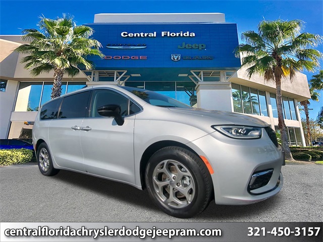 2024 Chrysler Pacifica Limited's photo