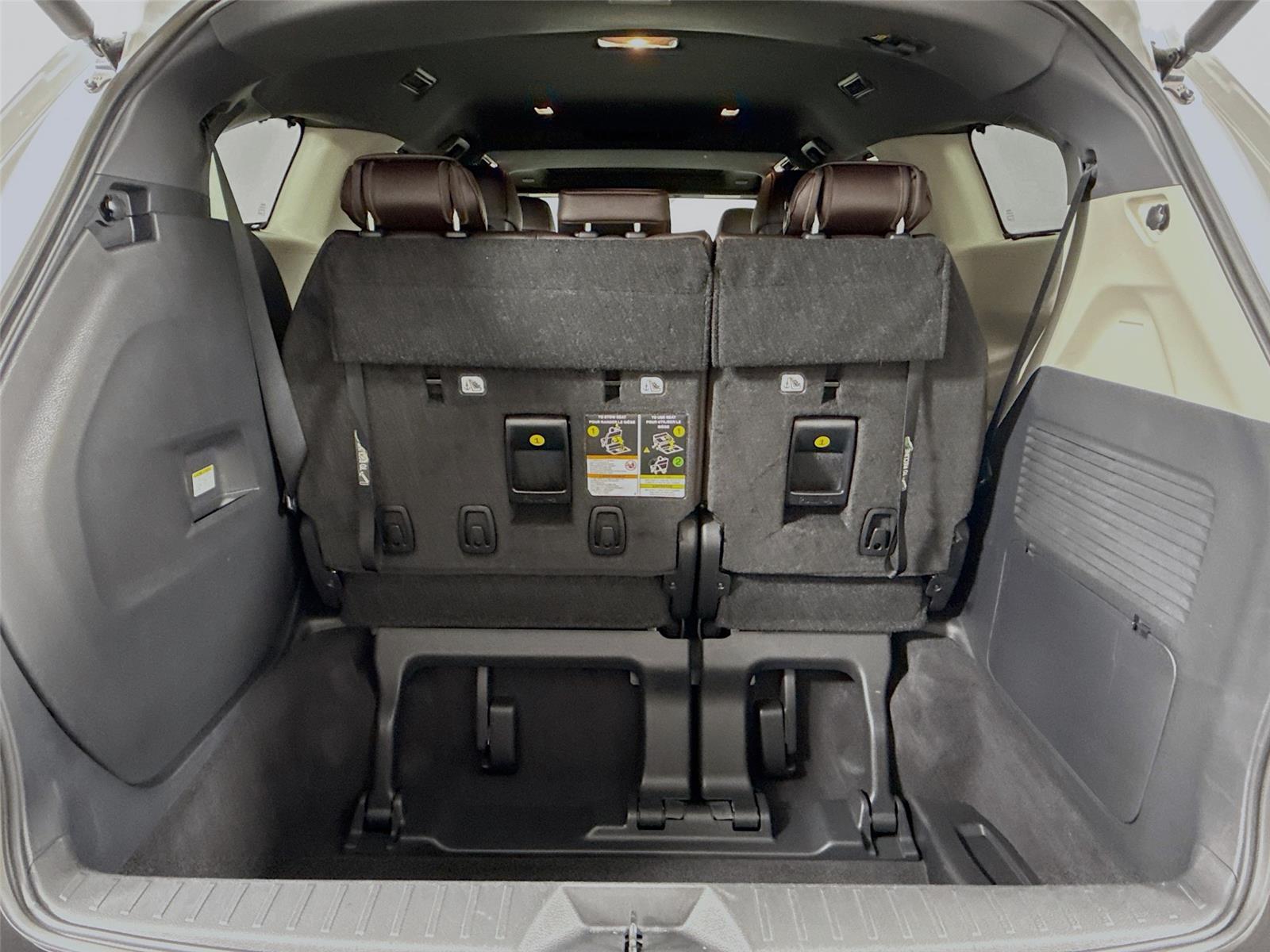 2023 Toyota Sienna Platinum photo 35