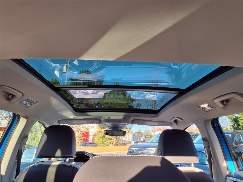 2025 Volkswagen Taos SE photo 3