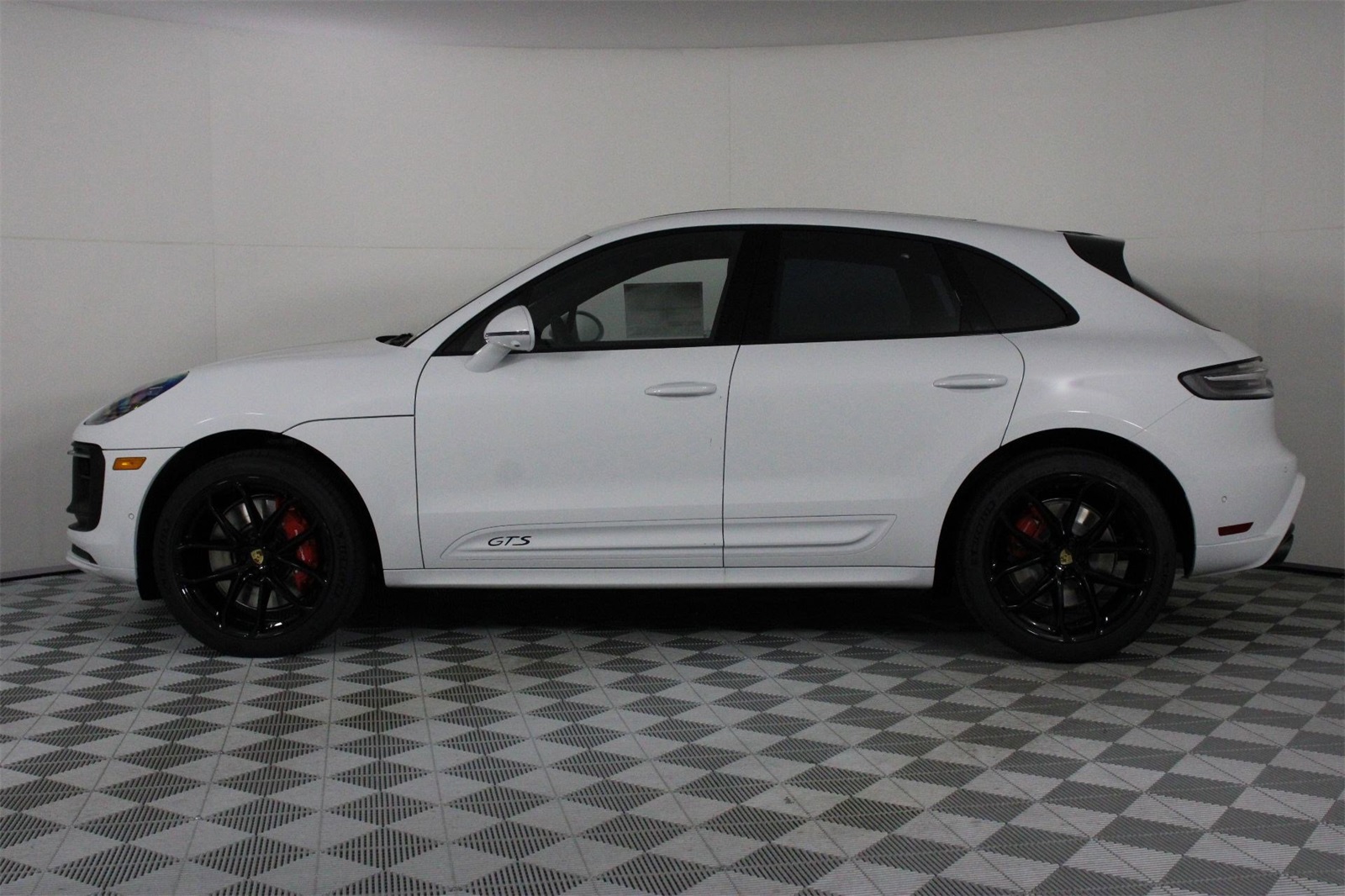 2026 Porsche Macan GTS photo 2