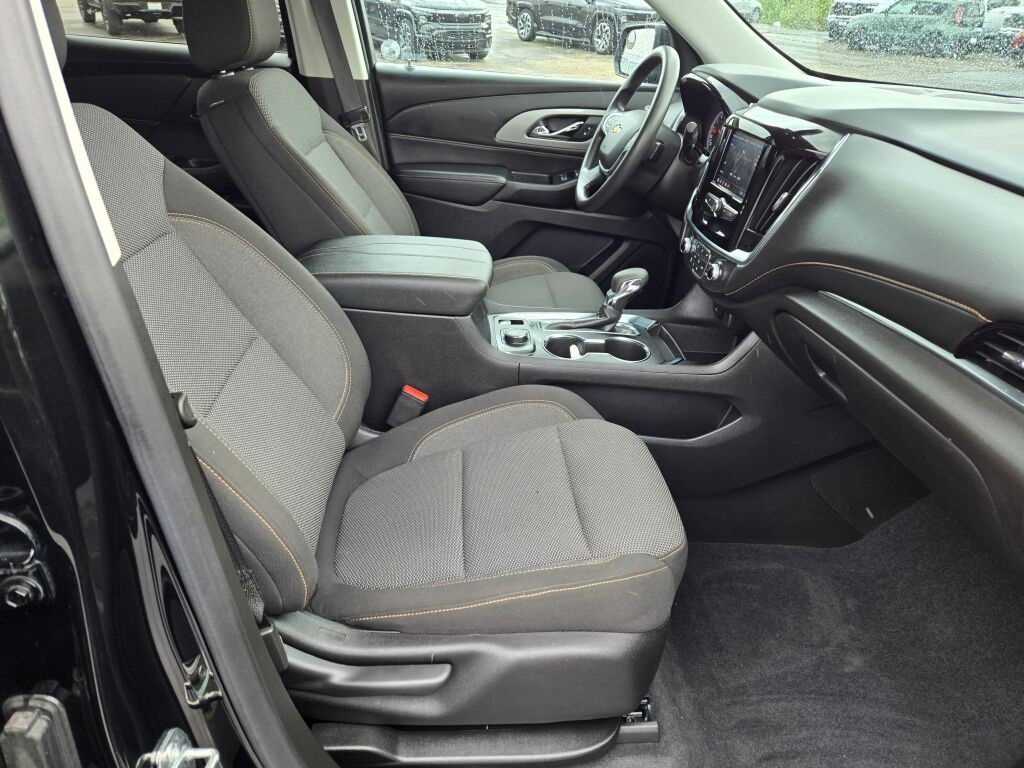 2021 Chevrolet Traverse LS photo 2