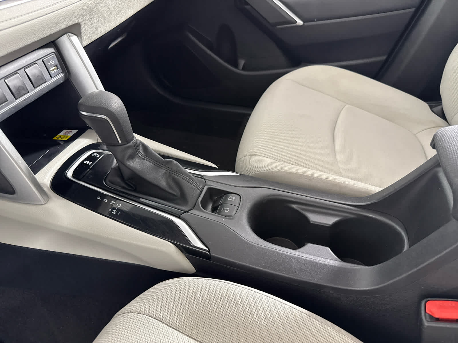 2022 Toyota Corolla Cross LE photo 23