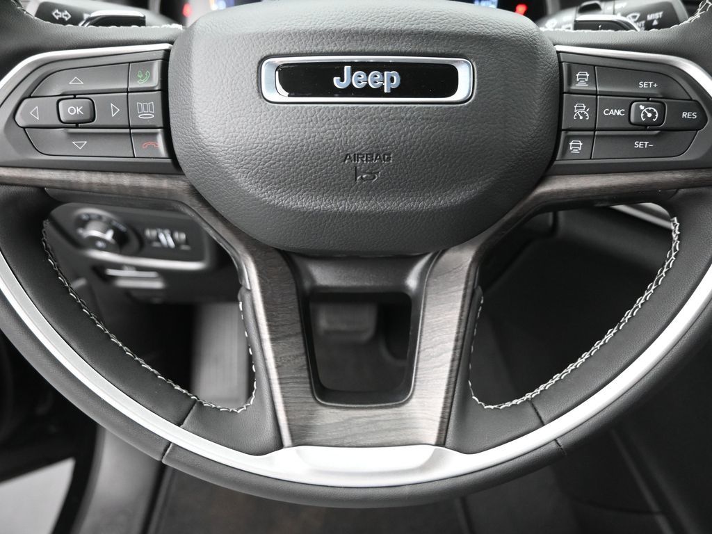 2025 Jeep Grand Cherokee Limited photo 13