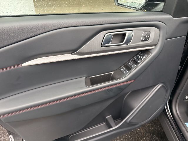 2025 Ford Explorer ST-Line photo 8