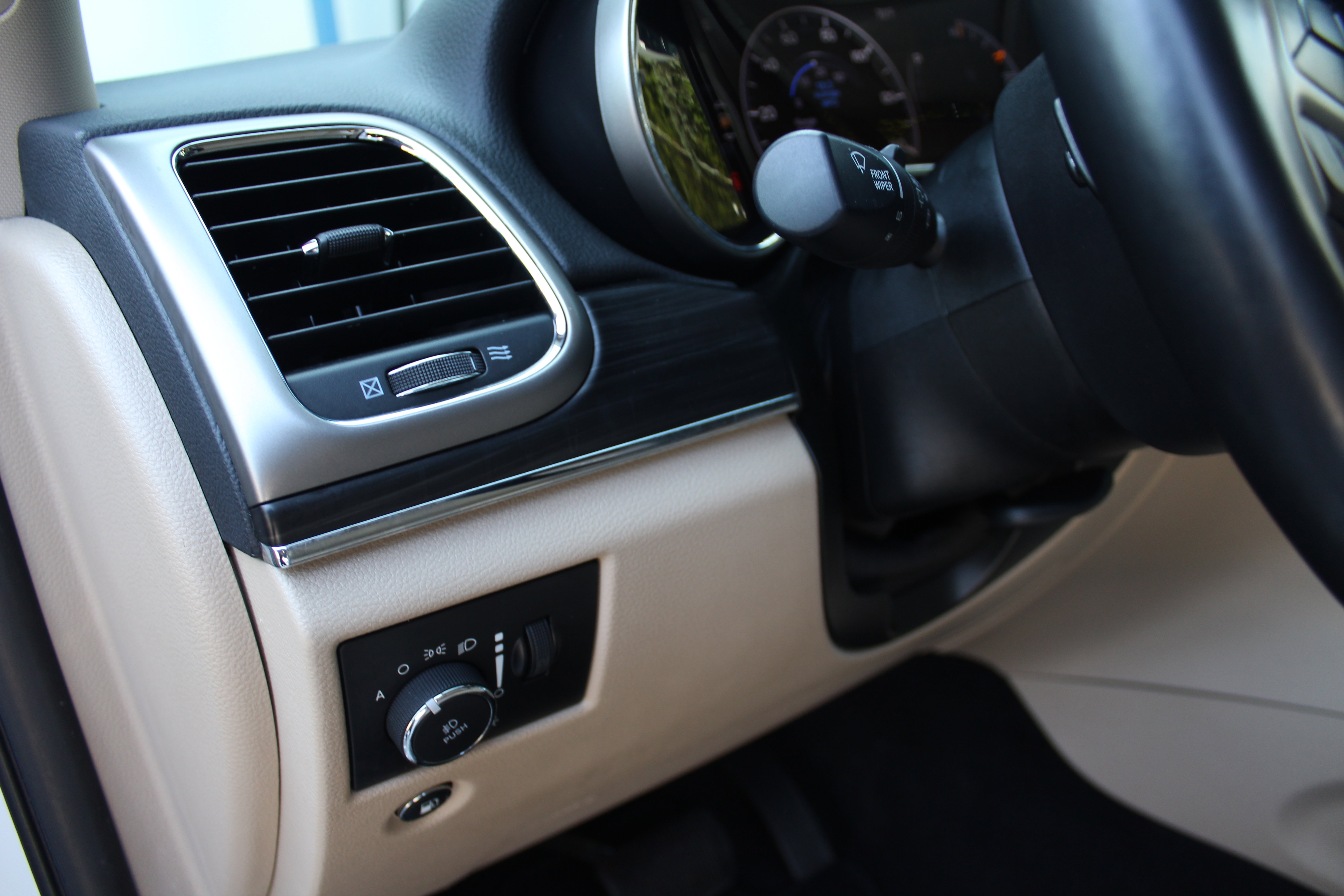 2020 Jeep Grand Cherokee Limited photo 2