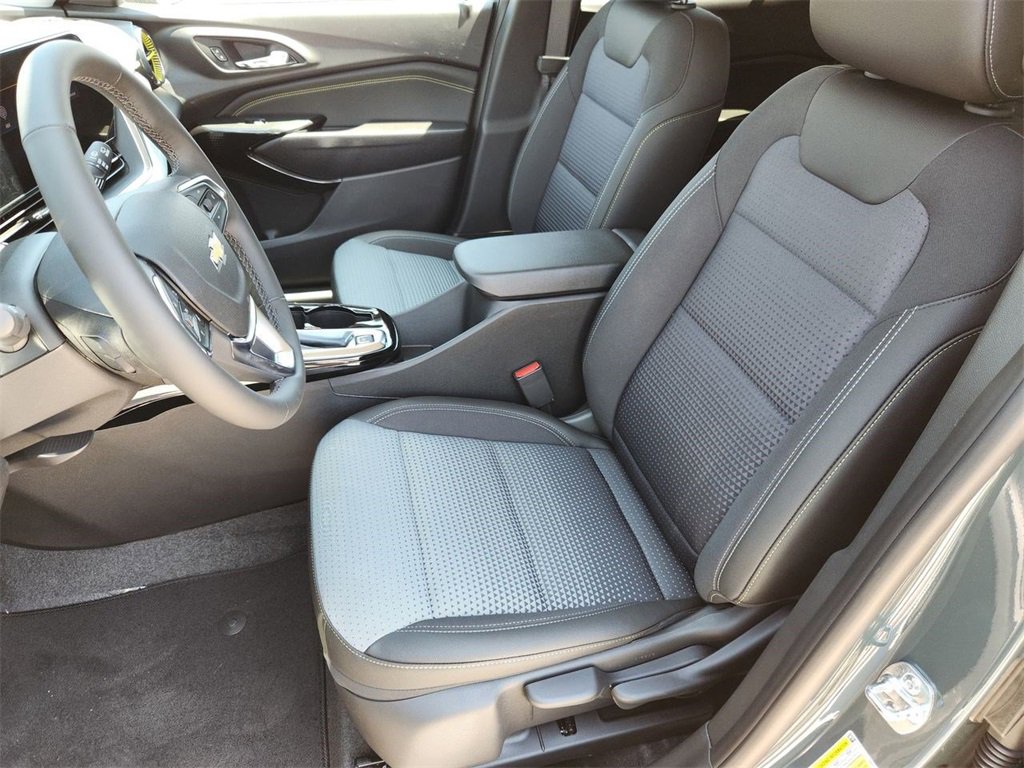 2025 Chevrolet Trax LT photo 17