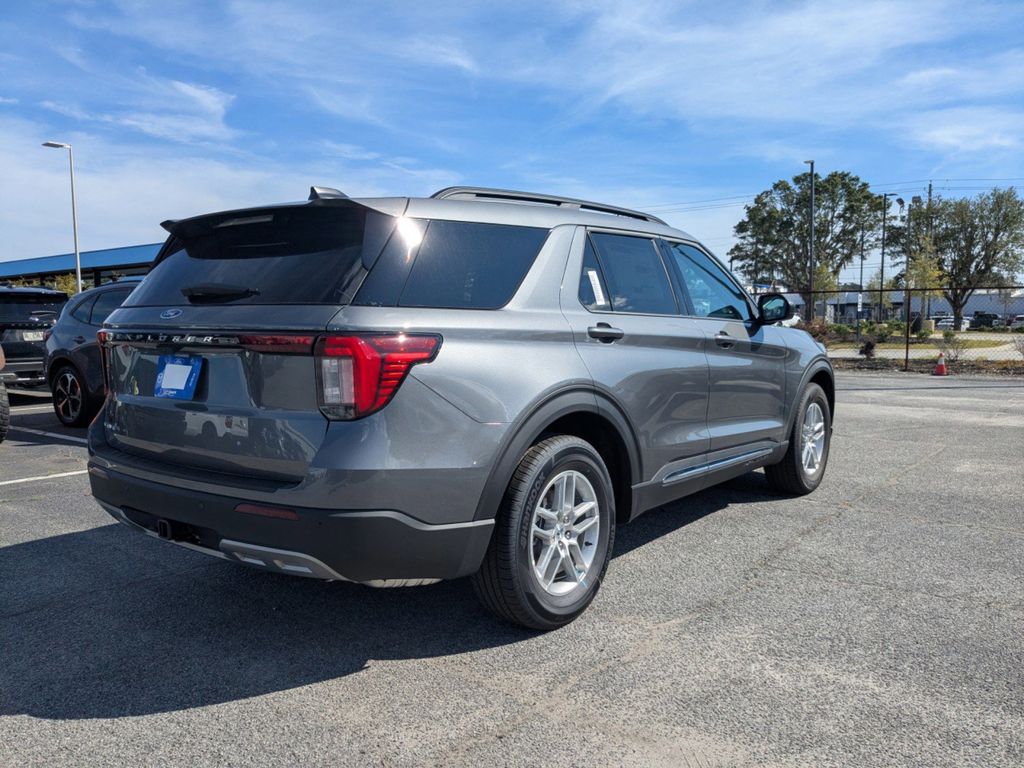 2025 Ford Explorer photo 4