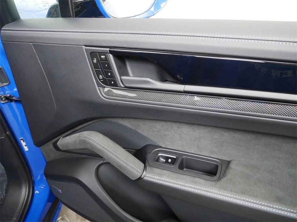 2025 Porsche Cayenne GTS photo 26
