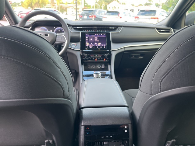 2025 Jeep Grand Cherokee Laredo X photo 14