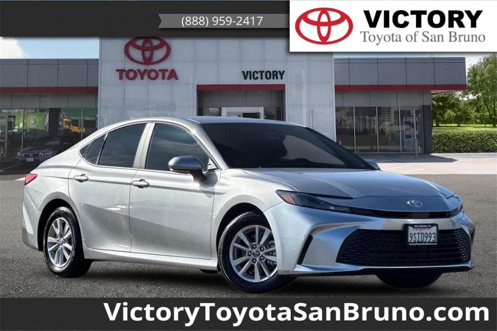 2025 Toyota Camry LE's photo