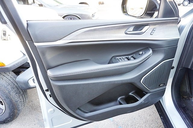 New 2023 Silver Zynith Exterior Paint Jeep Limited image 28