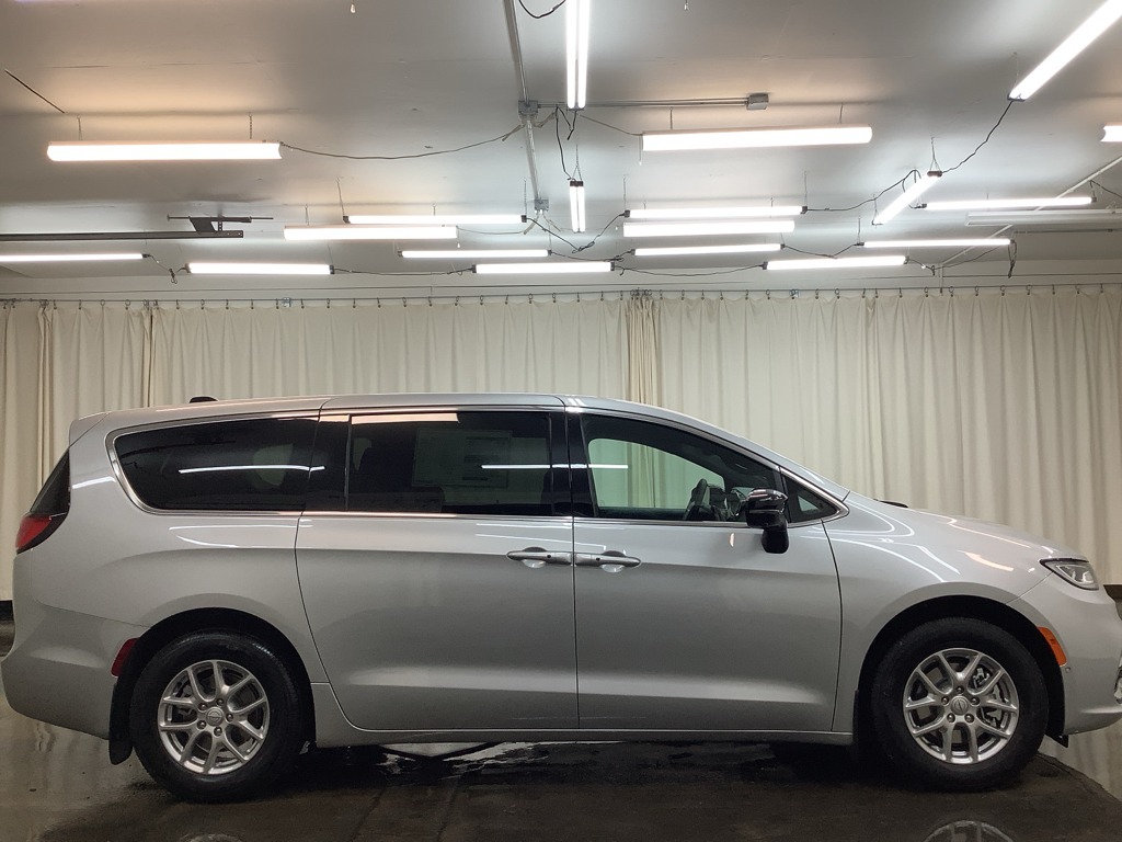 2026 Chrysler Pacifica photo 4