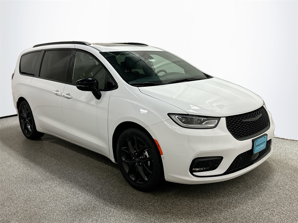 2024 Chrysler Pacifica Limited photo 3