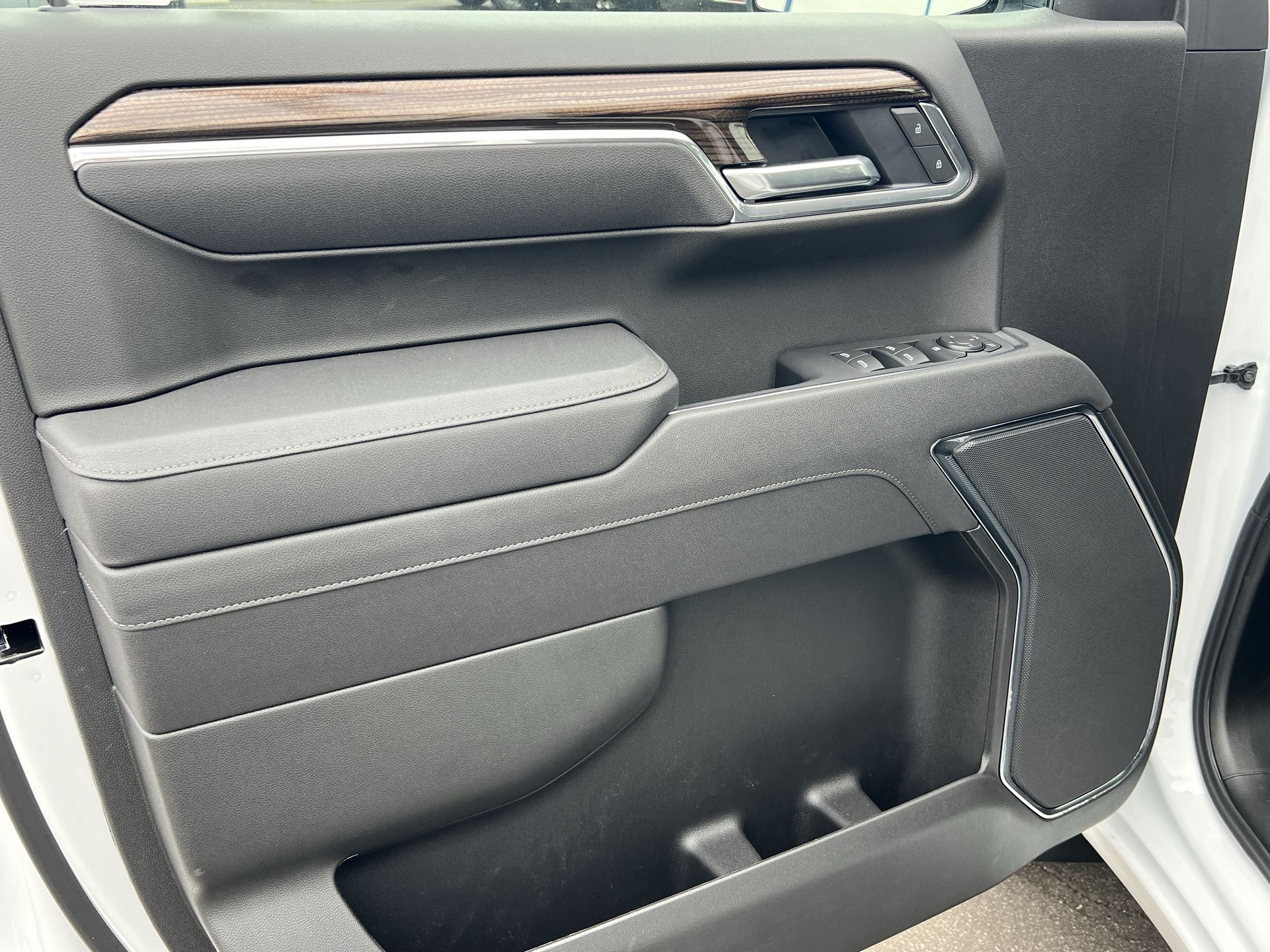 2025 Chevrolet Silverado 1500 RST photo 4
