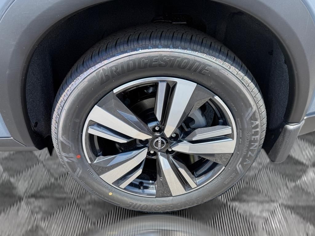 2025 Nissan Rogue SL photo 13