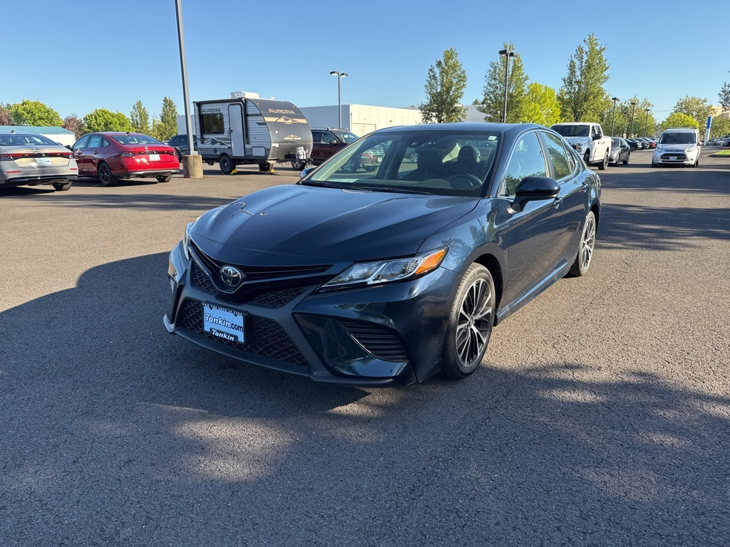 2020 Toyota Camry SE photo 3
