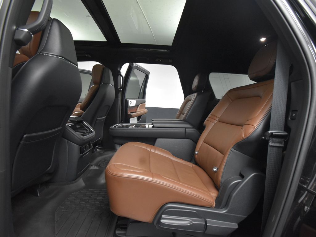 2024 Lincoln Navigator Reserve Luxury Monochromatic photo 32