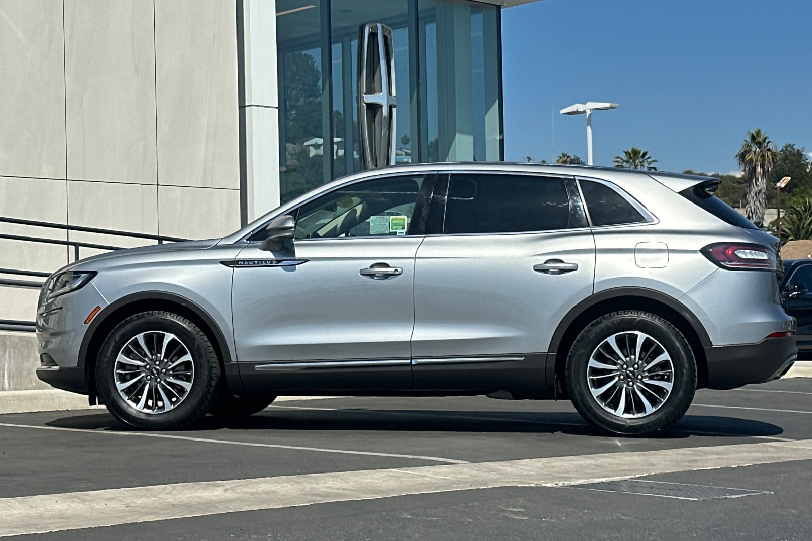 2021 Lincoln Nautilus Standard photo 2