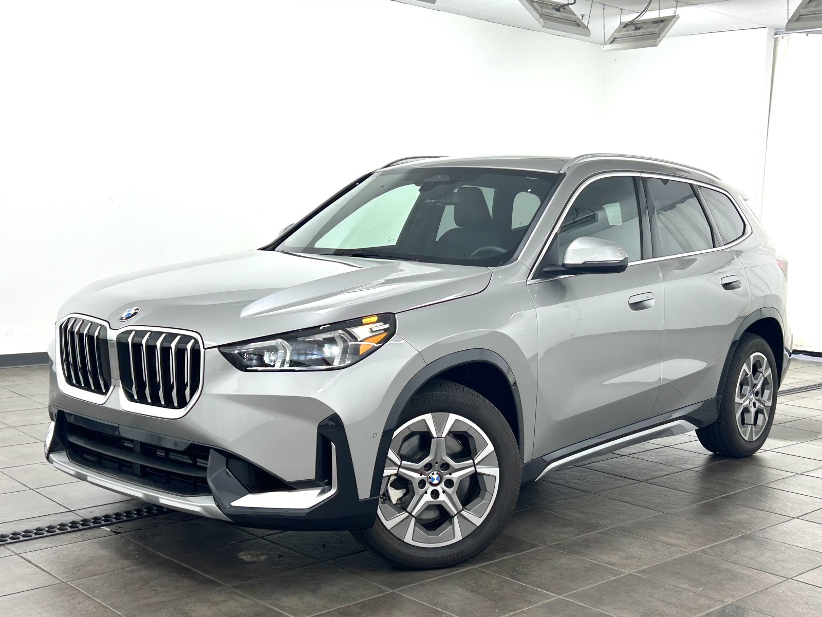 2025 BMW X1 28i's photo