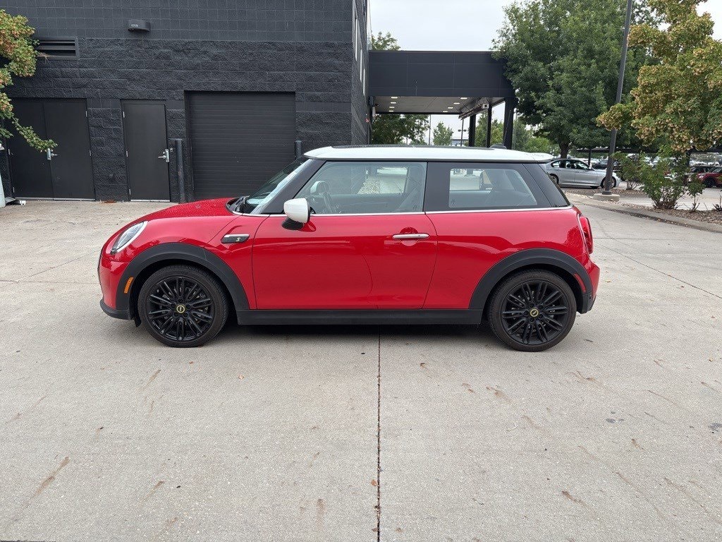 2024 Mini Cooper 2 Door Hardtop SE photo 2