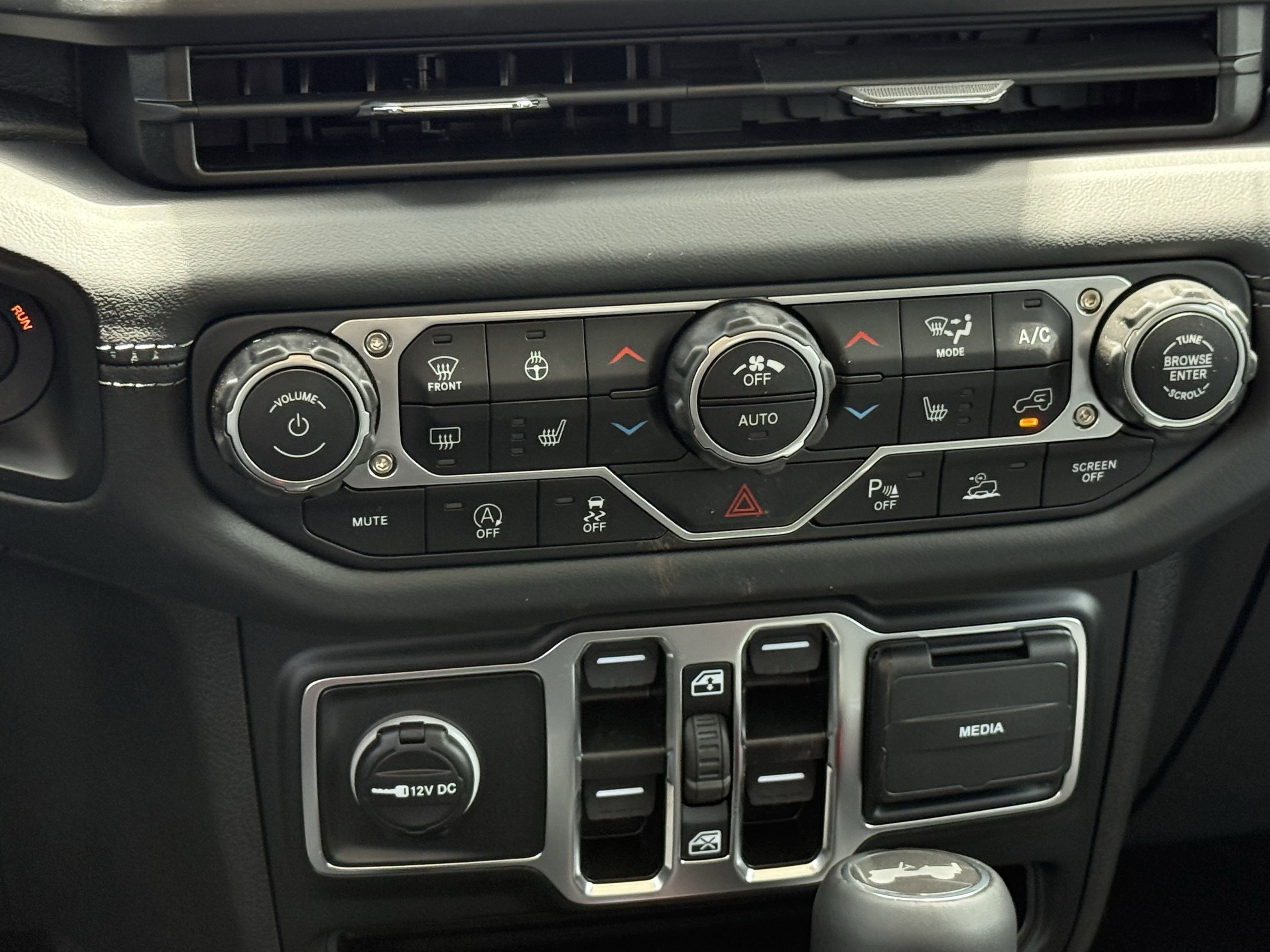 2025 Jeep Wrangler Sahara photo 7