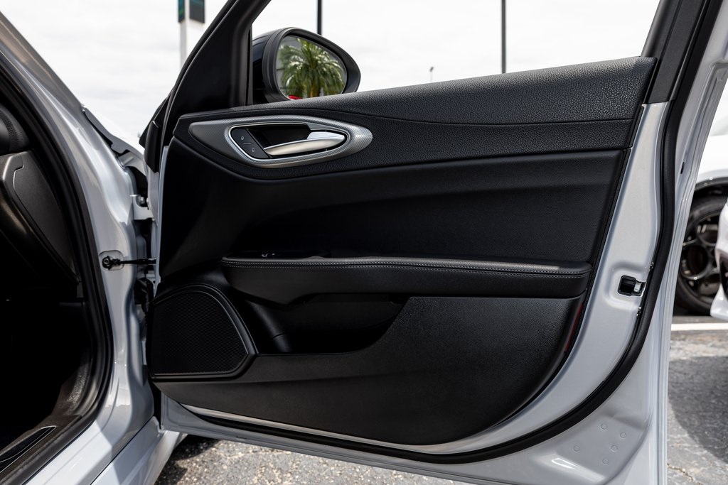2025 Alfa Romeo Giulia Base photo 32
