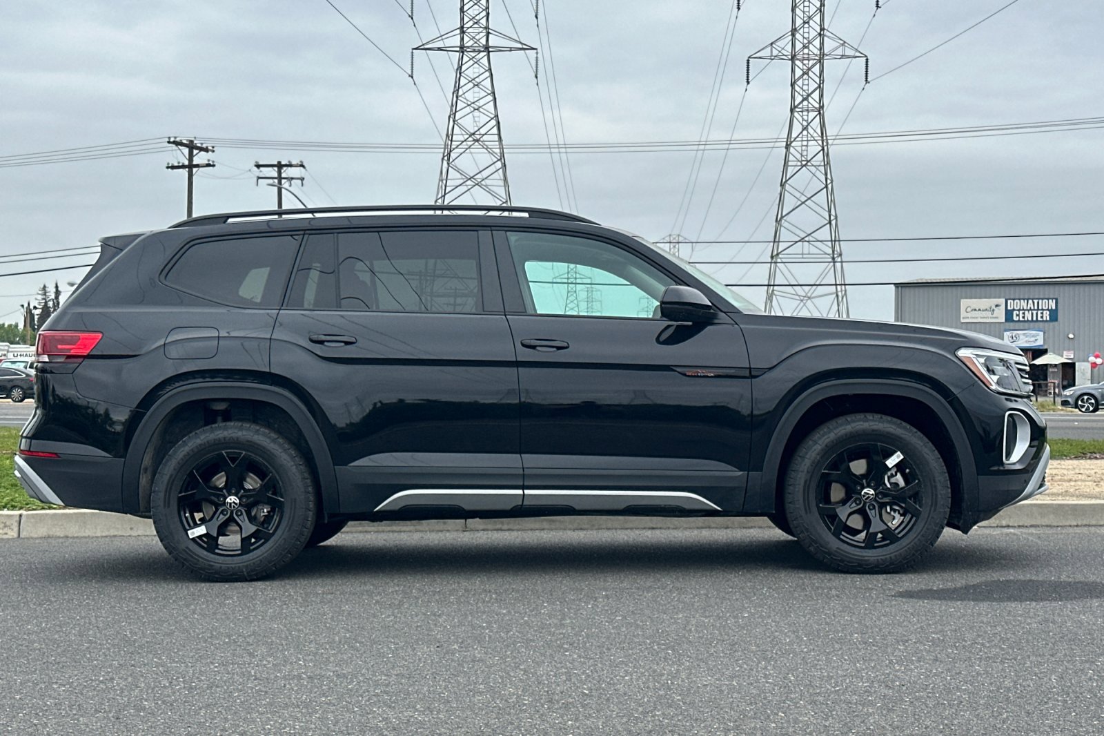 2025 Volkswagen Atlas Peak Edition SE photo 3