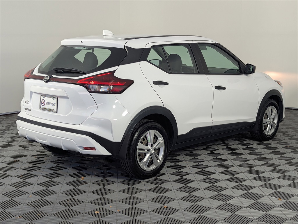 2022 Nissan Kicks S photo 2
