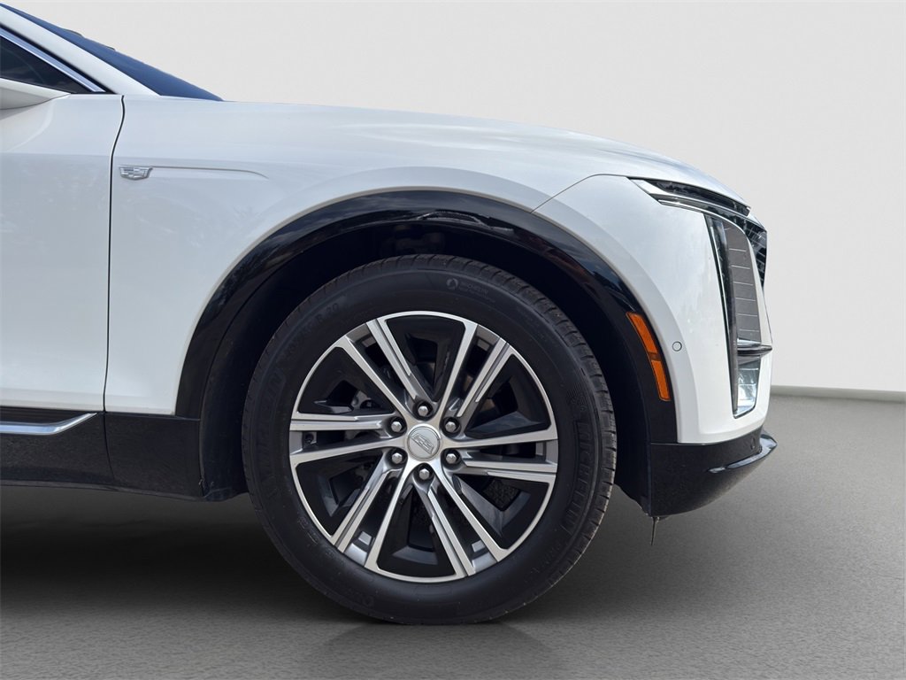 2024 Cadillac Lyriq Luxury photo 2