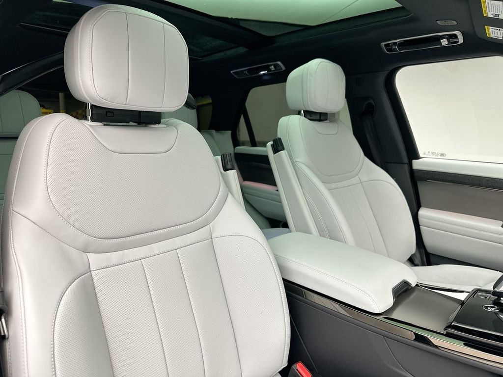 2025 Land Rover Range Rover Sport SE photo 5