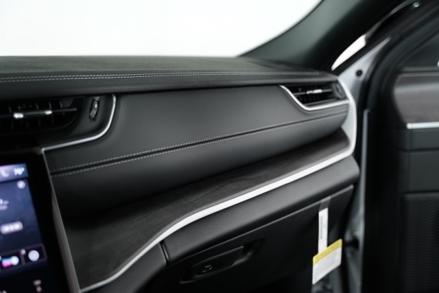 2025 Jeep Grand Cherokee Limited photo 14