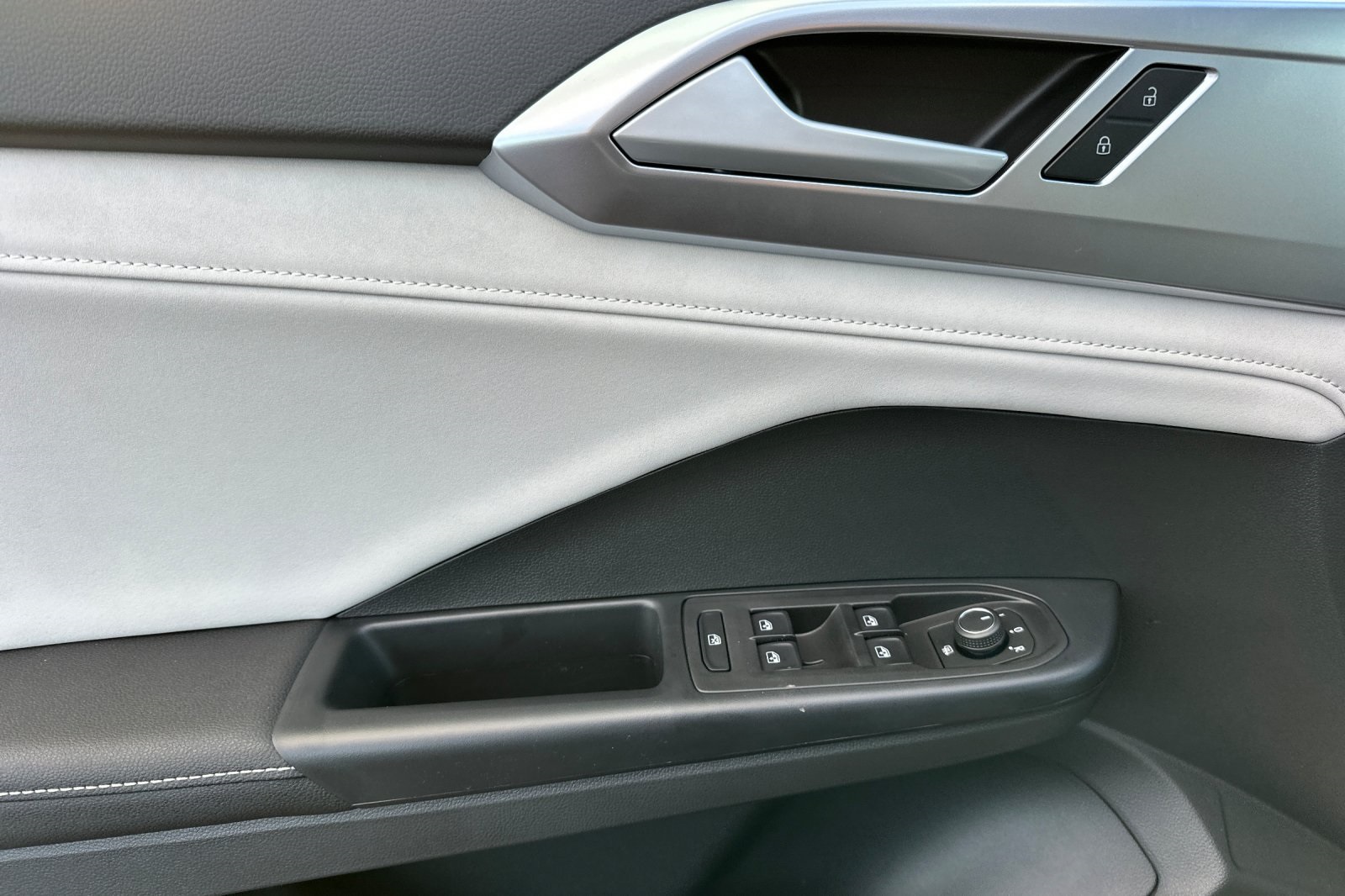 2025 Volkswagen Taos SE photo 10