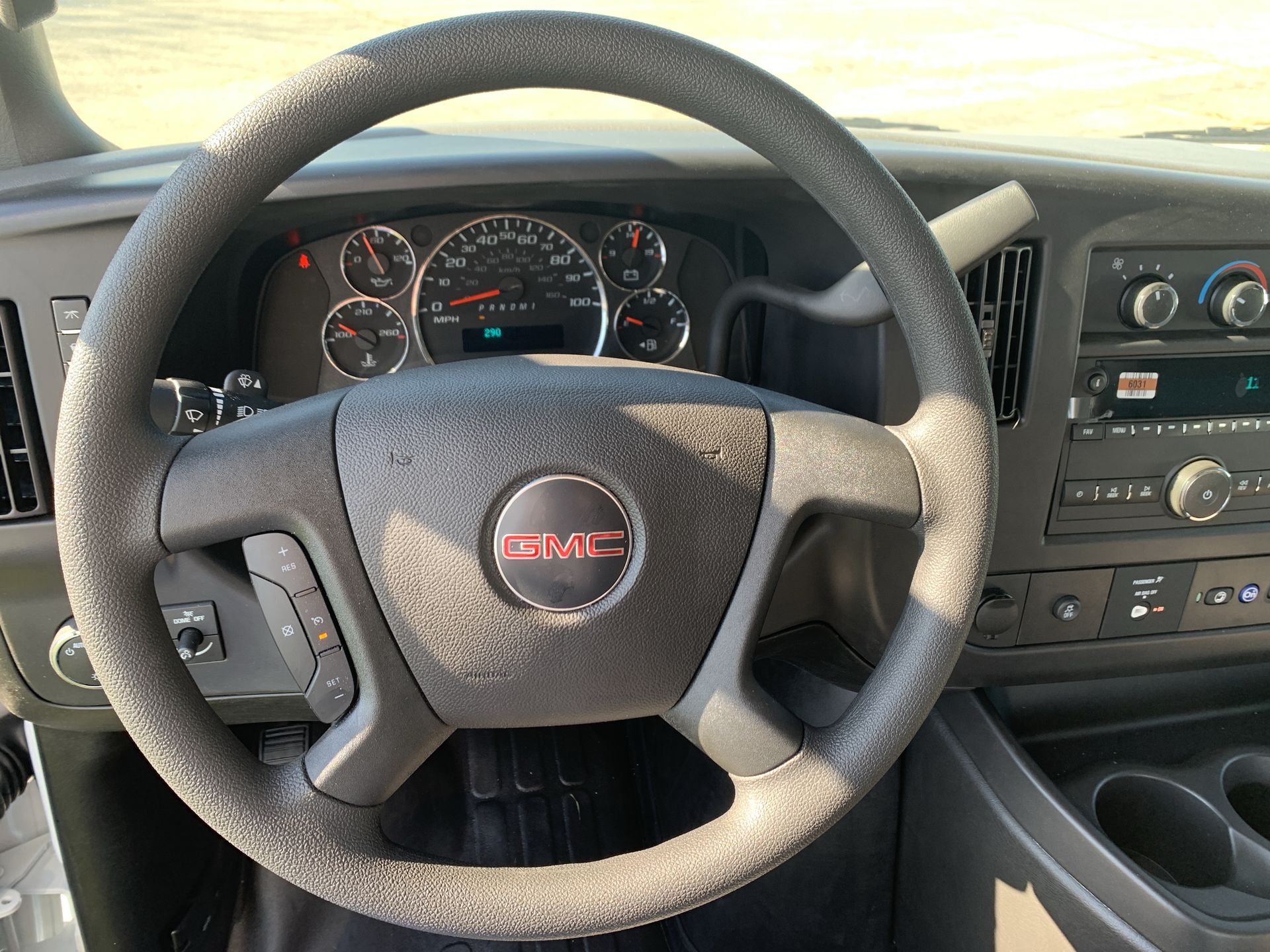 2025 Gmc Savana 3500 Cutaway photo 19