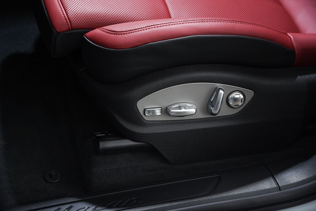 2026 Porsche Macan T photo 33
