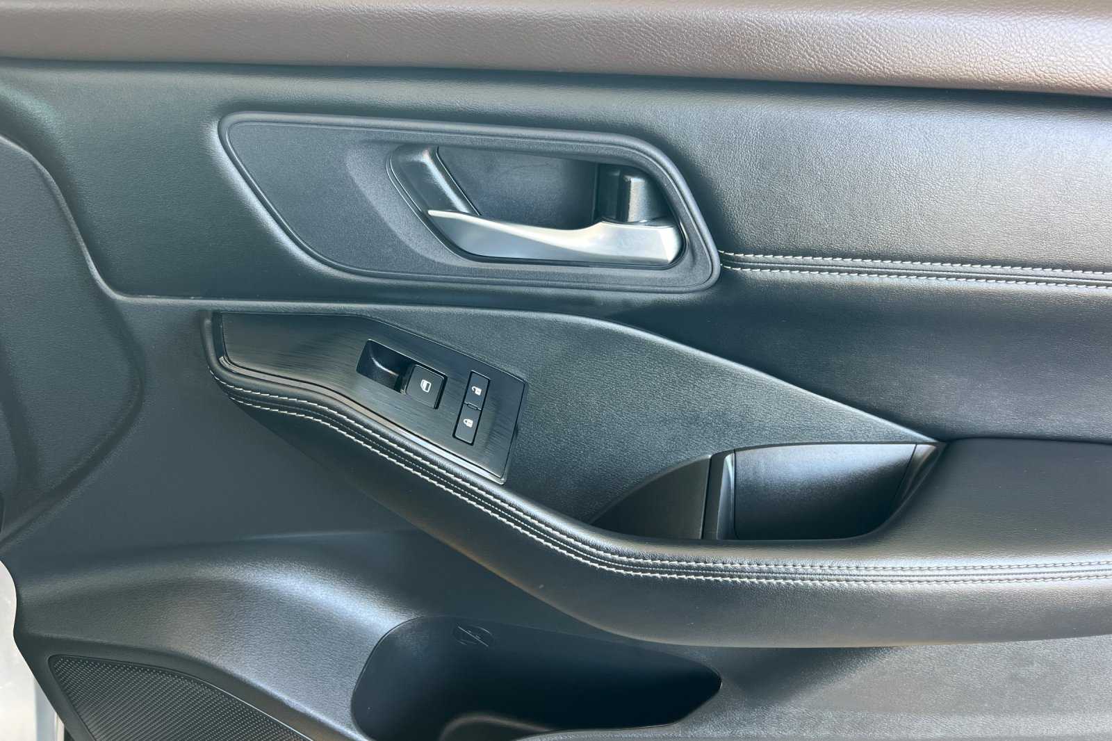 2023 Nissan Rogue SV photo 18