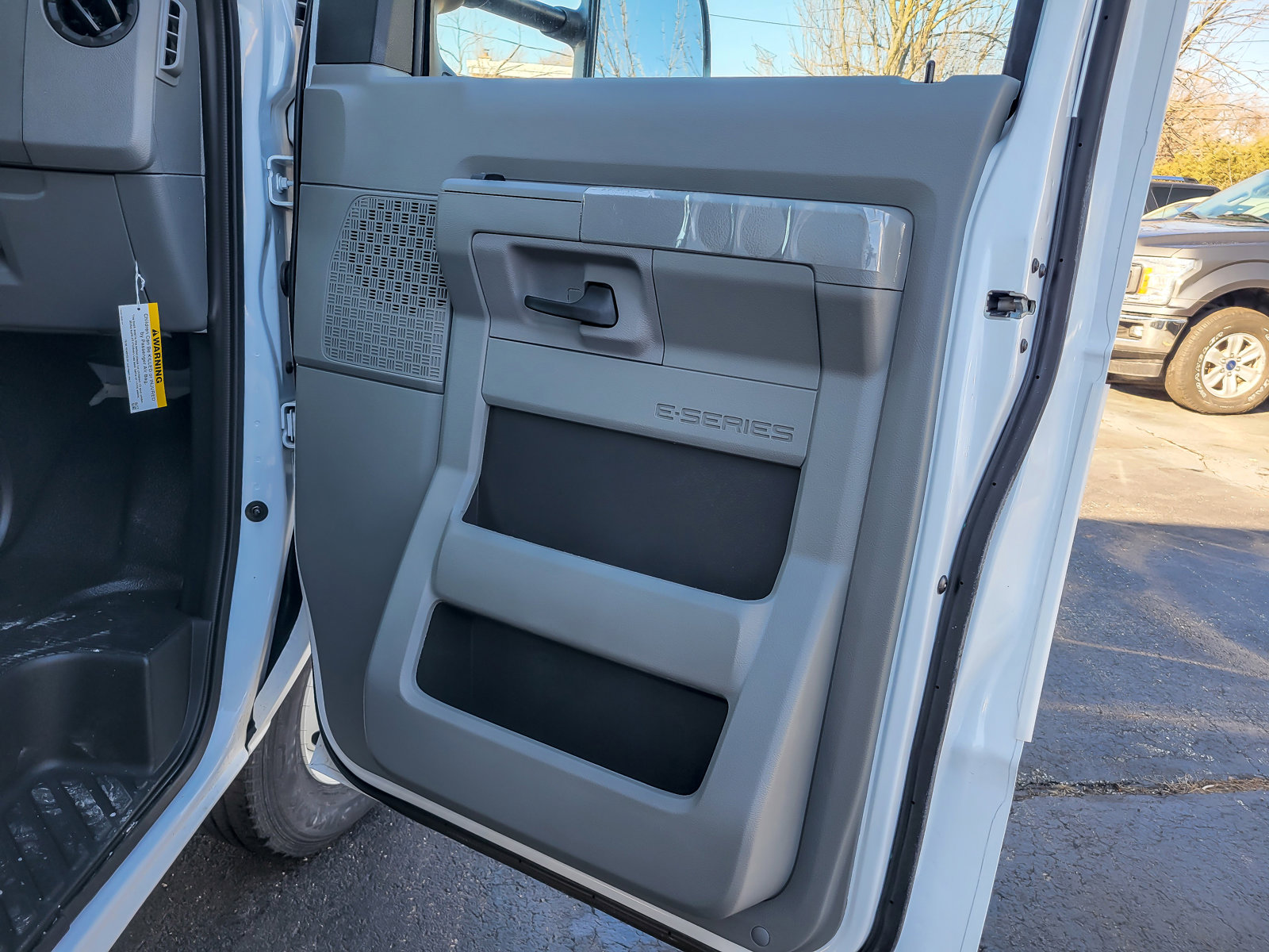 2025 FORD E-350 - Image 24