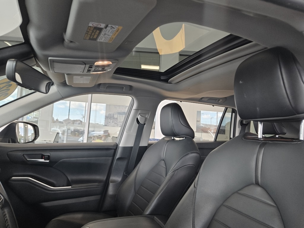 2021 Toyota Highlander XLE photo 17