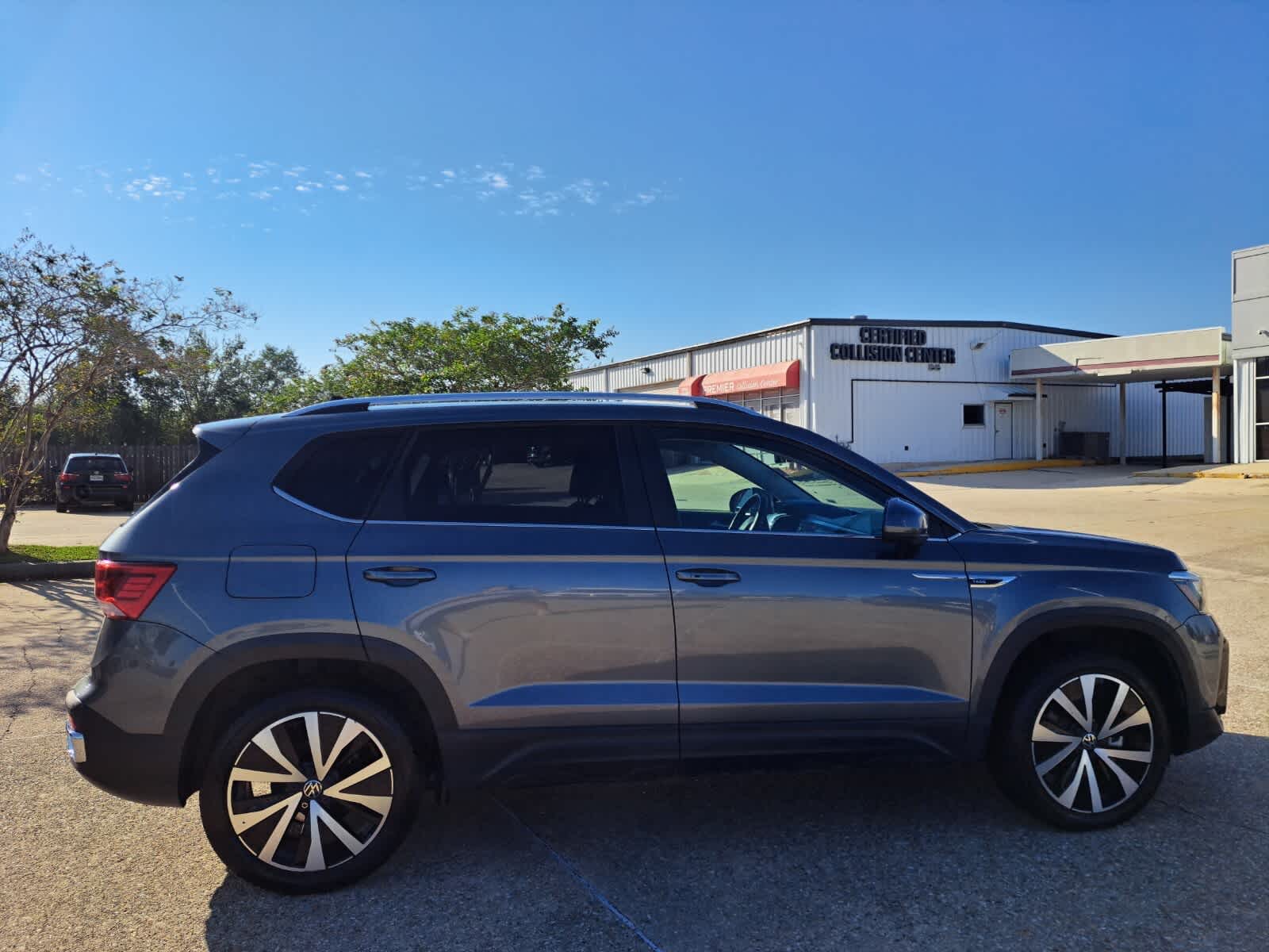 2024 Volkswagen Taos SE photo 2