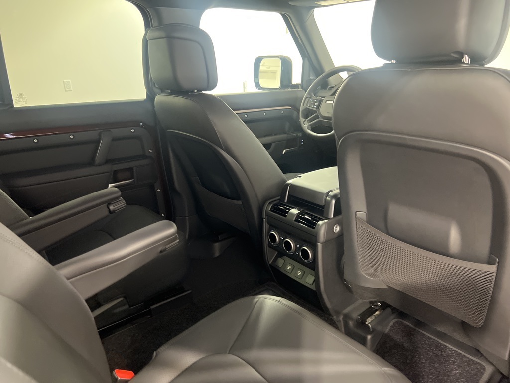 2025 Land Rover Defender 130 X-Dynamic SE photo 26