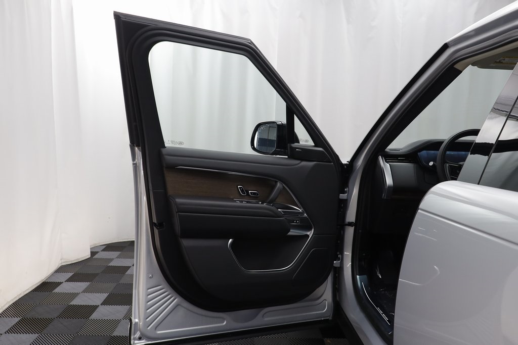 2025 Land Rover Range Rover SE photo 6
