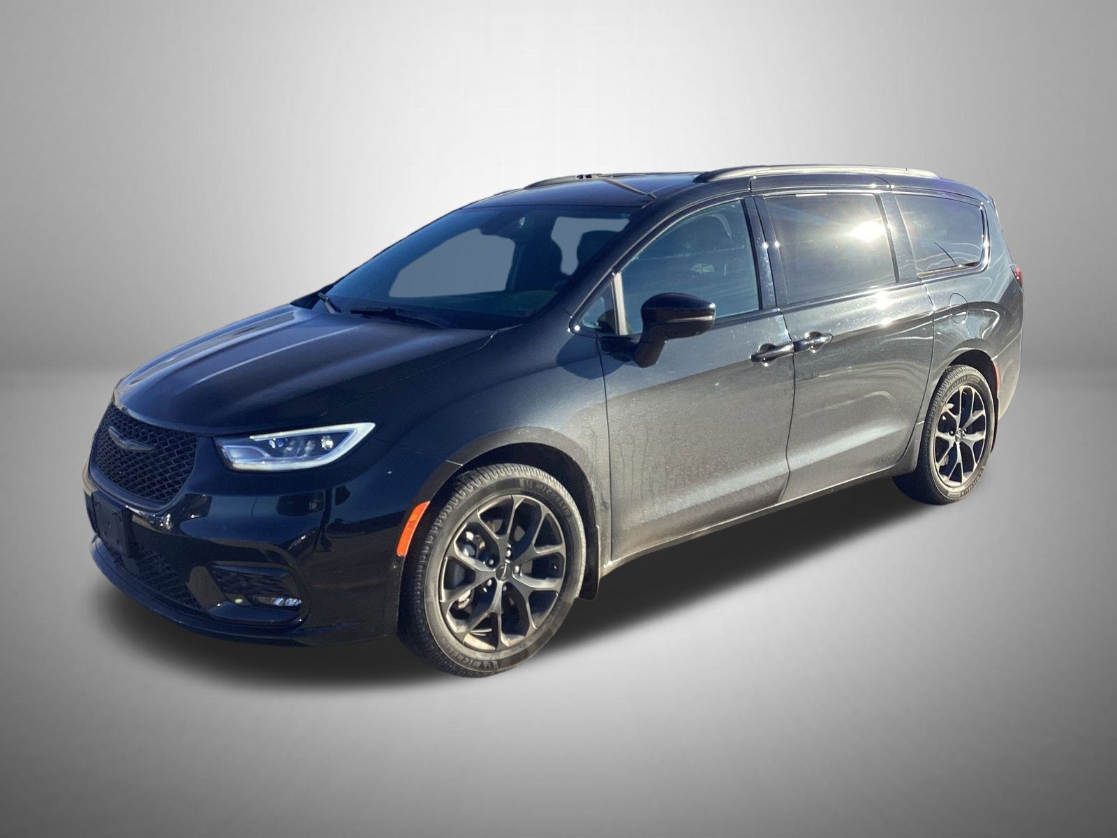 2023 Chrysler Pacifica Touring L's photo