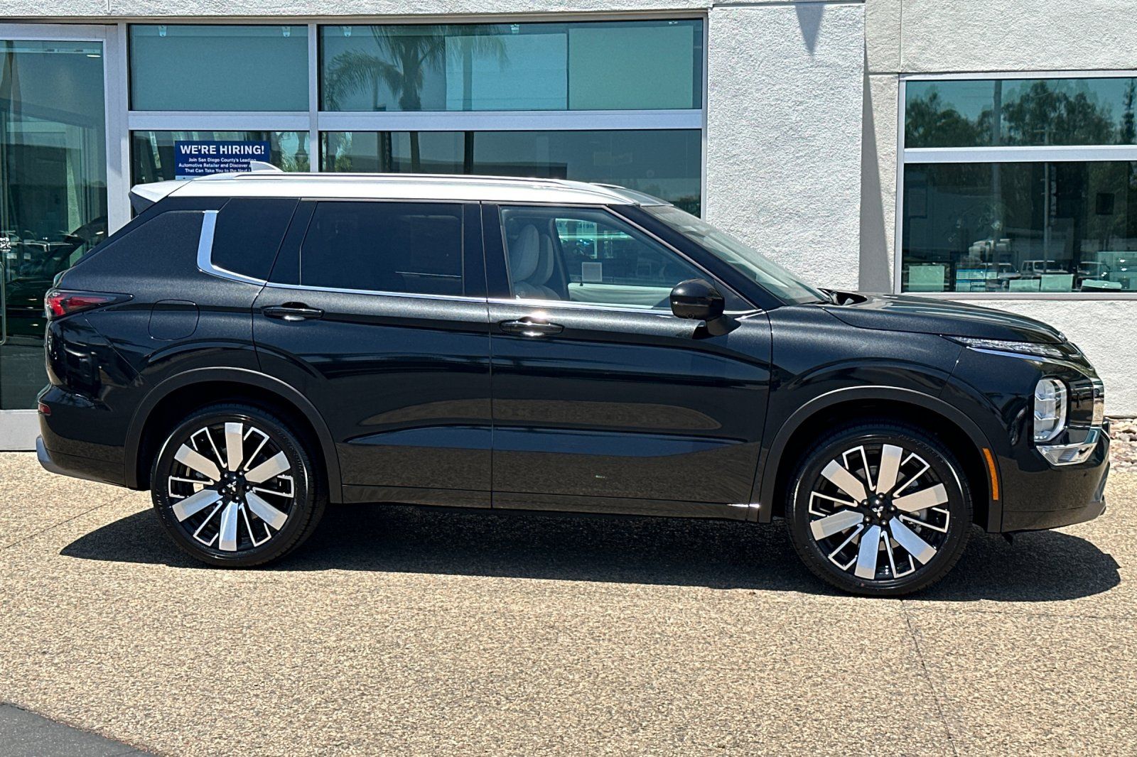 2025 Mitsubishi Outlander SEL photo 3