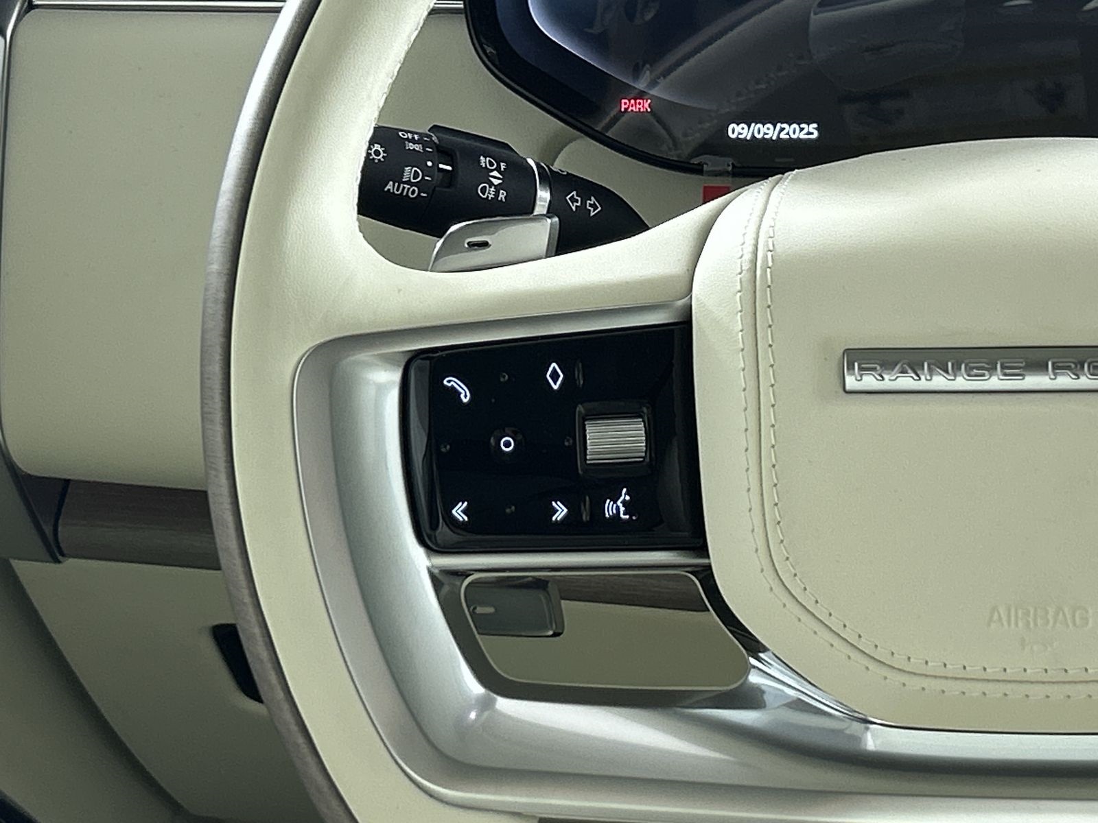 2025 Land Rover Range Rover SE photo 11